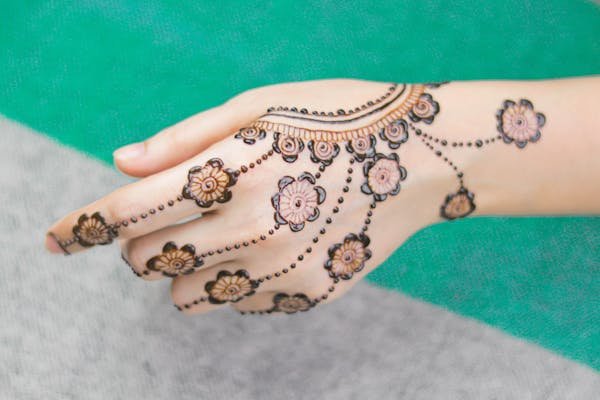 front hand simple mehndi design